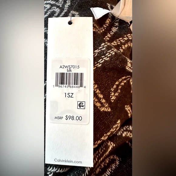NWT!❄️Calvin Klein!☃️Shrug w/fringes!❄️One Size fits all/black/white - Picture 12 of 13